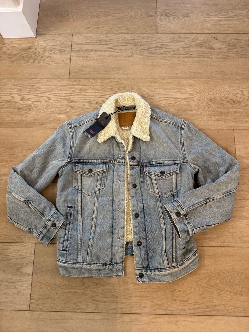 Levi’s Premium Sherpa Trucker Jacket Light Wash Denim NWT Small